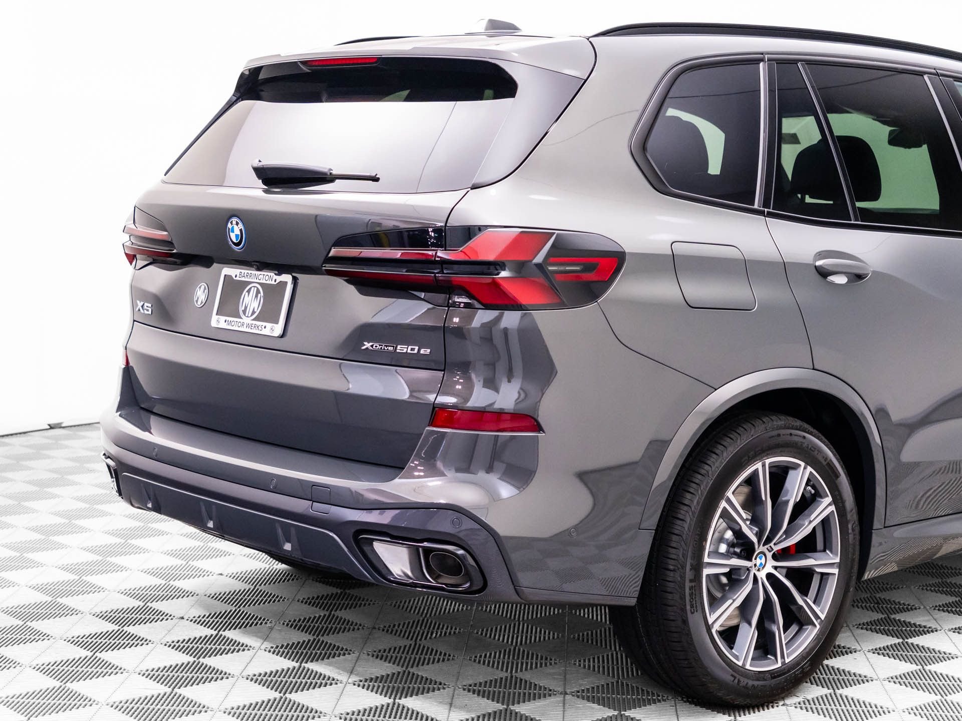 New 2026 Dravit Grey Metallic BMW xDrive50e image 35