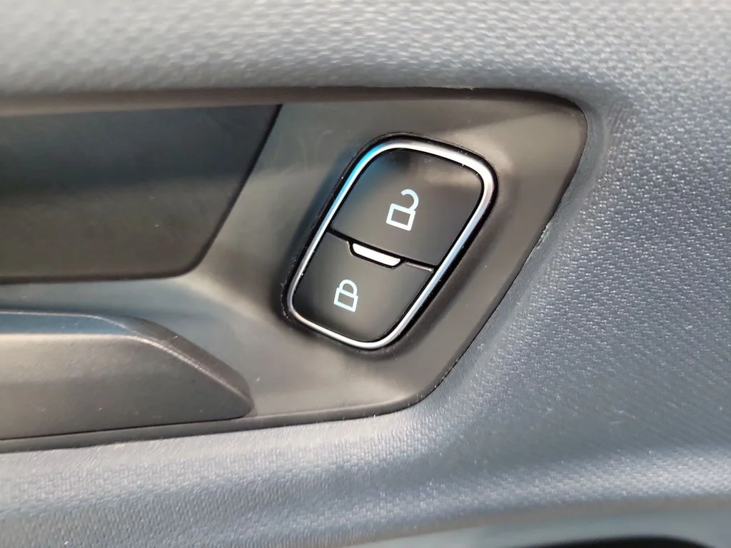 Used 2024  Ford Lariat image 32