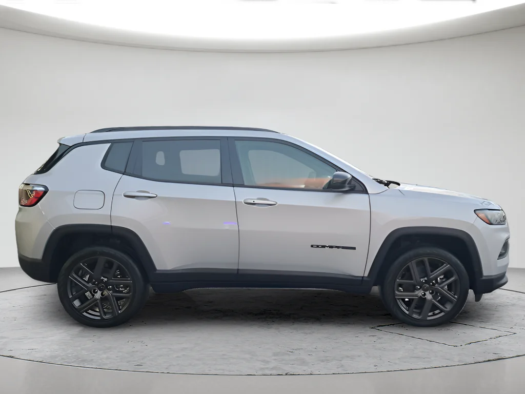 New 2026 Silver Zynith Metallic Clear-Coat Exterior Paint Jeep Latitude image 6