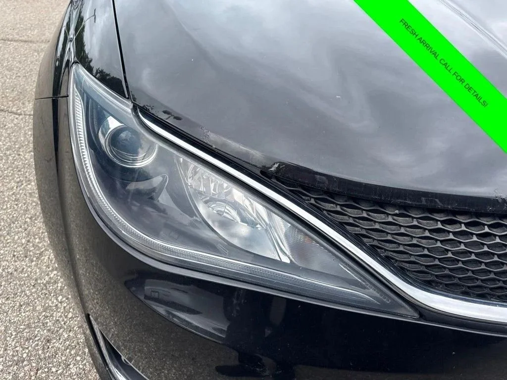 Used 2019 Brilliant Black Crystal Pearlcoat Chrysler Touring L image 3