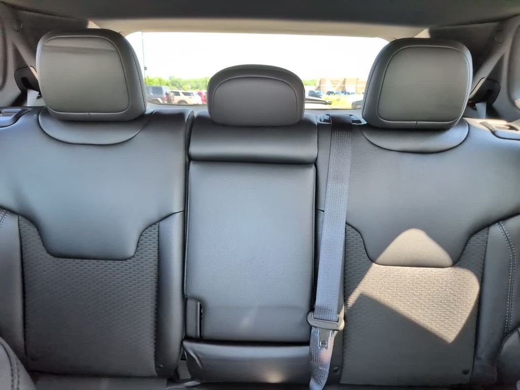 New 2026 Bright White Clear-Coat Exterior Paint Jeep Latitude image 25