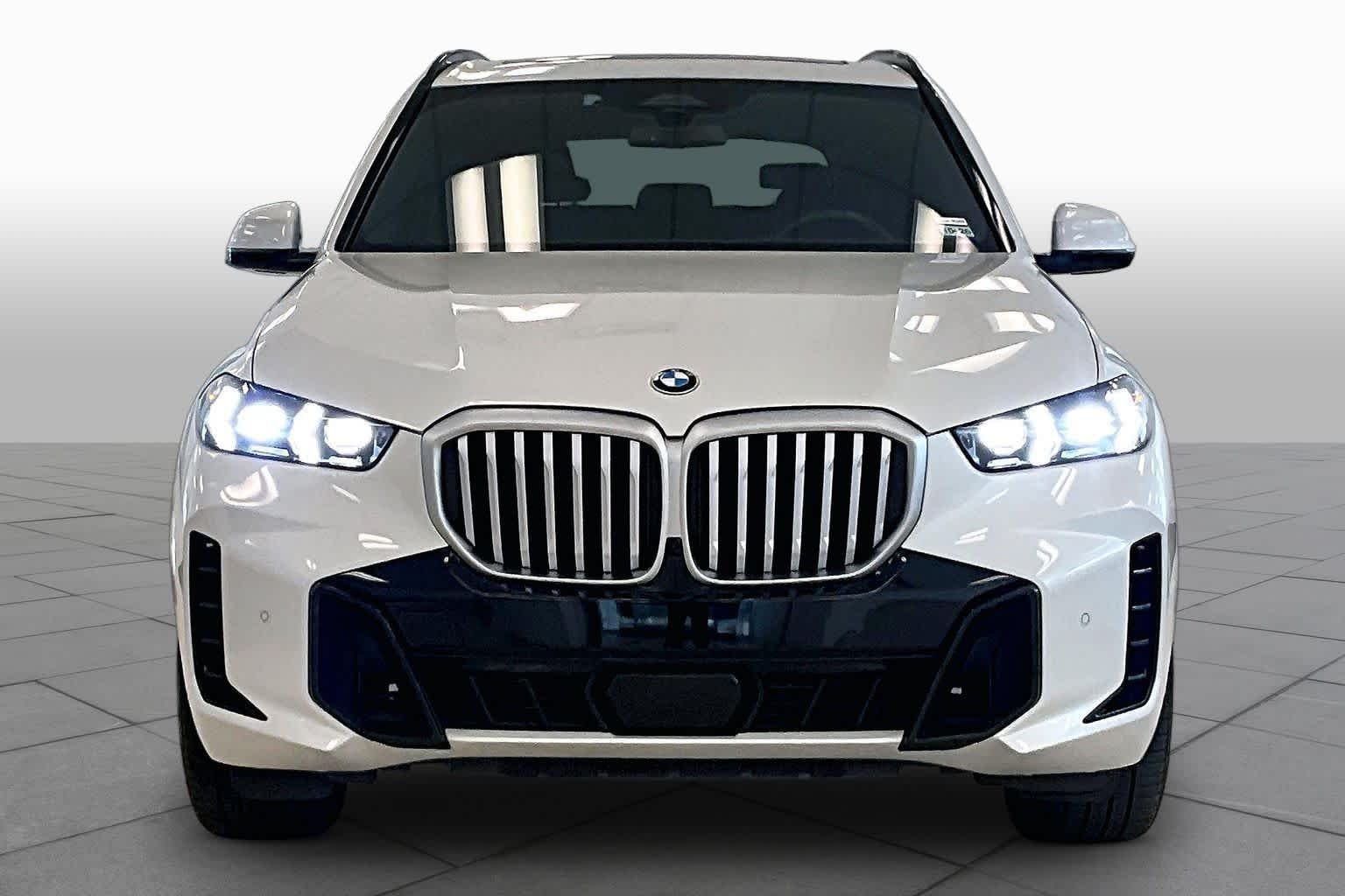 Used 2025 Mineral White Metallic BMW sDrive40i image 3