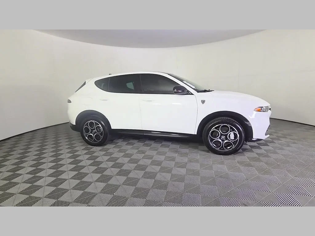 Used 2025 Milano White Alfa Romeo Base image 35