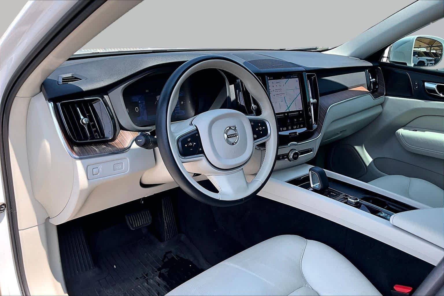 Used 2022  Volvo Momentum image 18