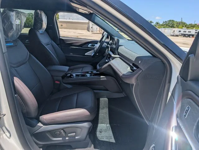 New 2026 Star White Metallic Tri-Coat Ford Platinum™ image 7