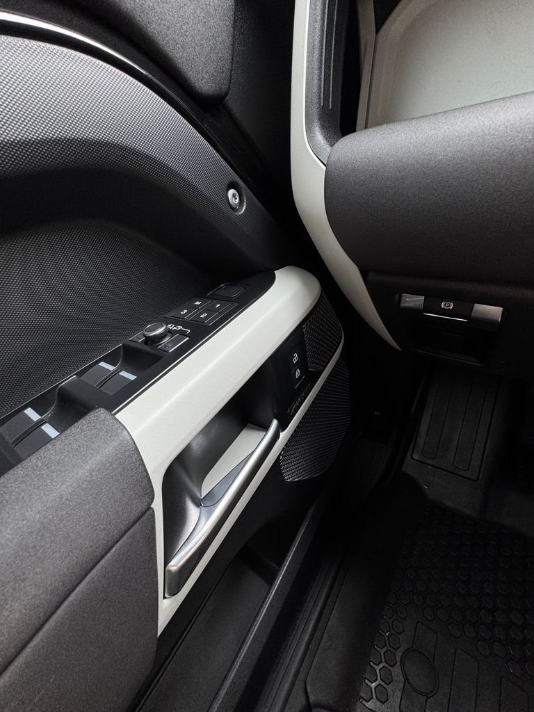 Used 2022 Santorini Black Metallic Land Rover SE image 14