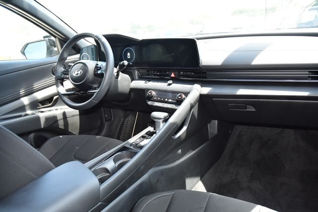 2025 Hyundai Elantra Blue - Photo 16