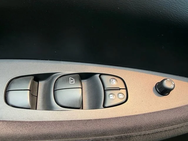 Used 2016 Brilliant Silver Nissan S image 24