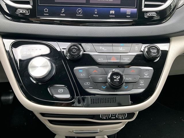 Used 2023 Silver Chrysler Touring L image 27