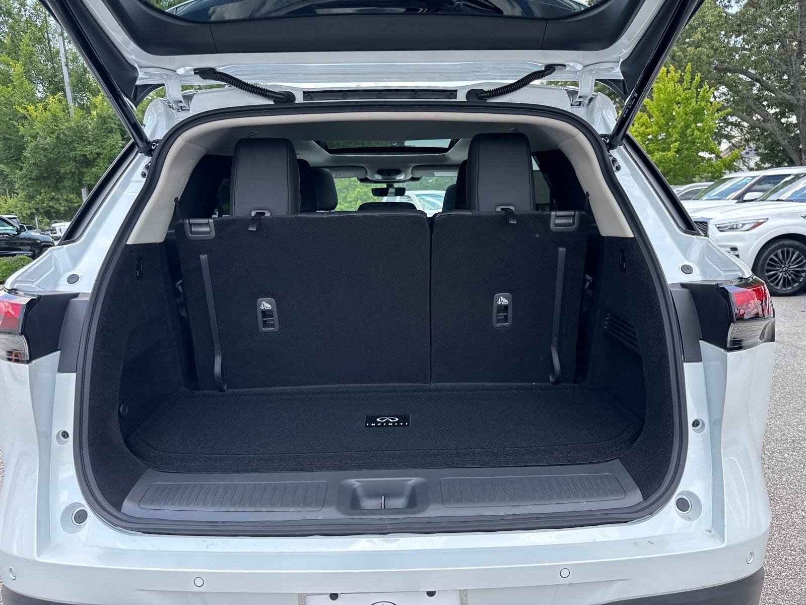 New 2027 RADIANT WHITE INFINITI Luxe FWD image 12