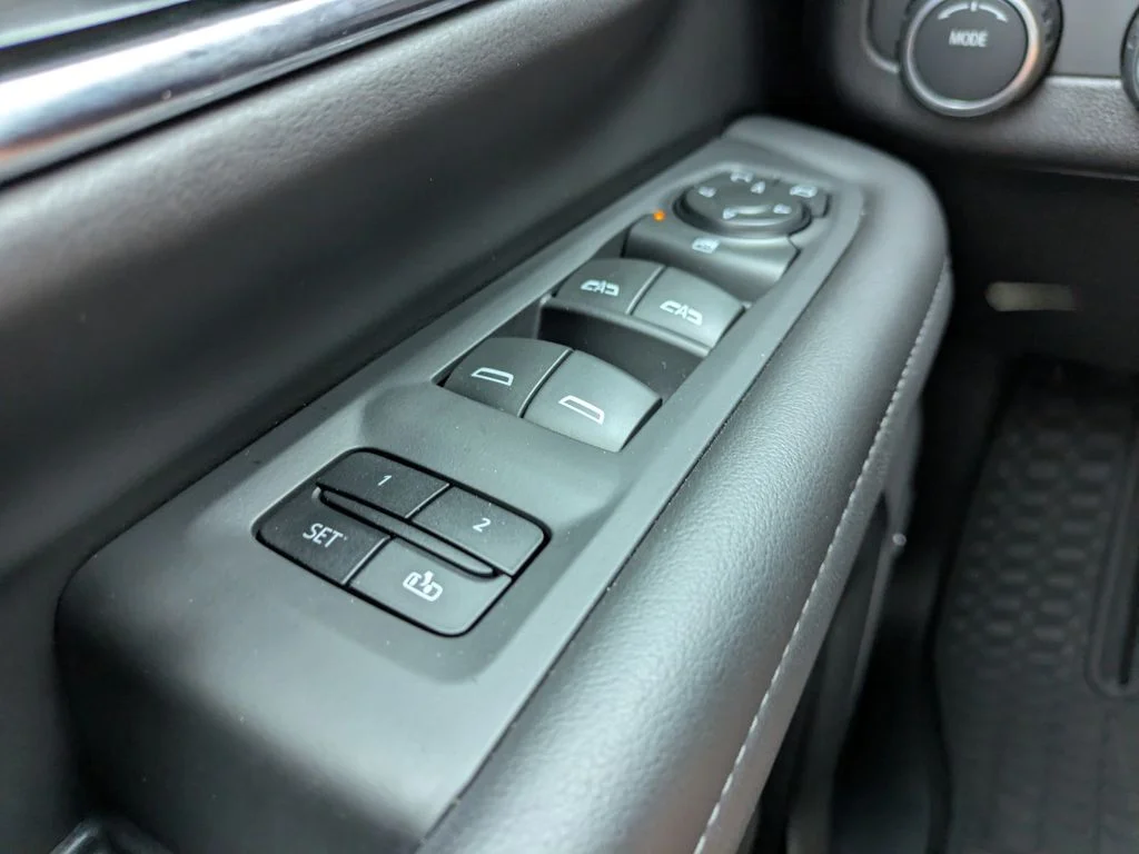 Used 2023 Gray Chevrolet Z71 image 25