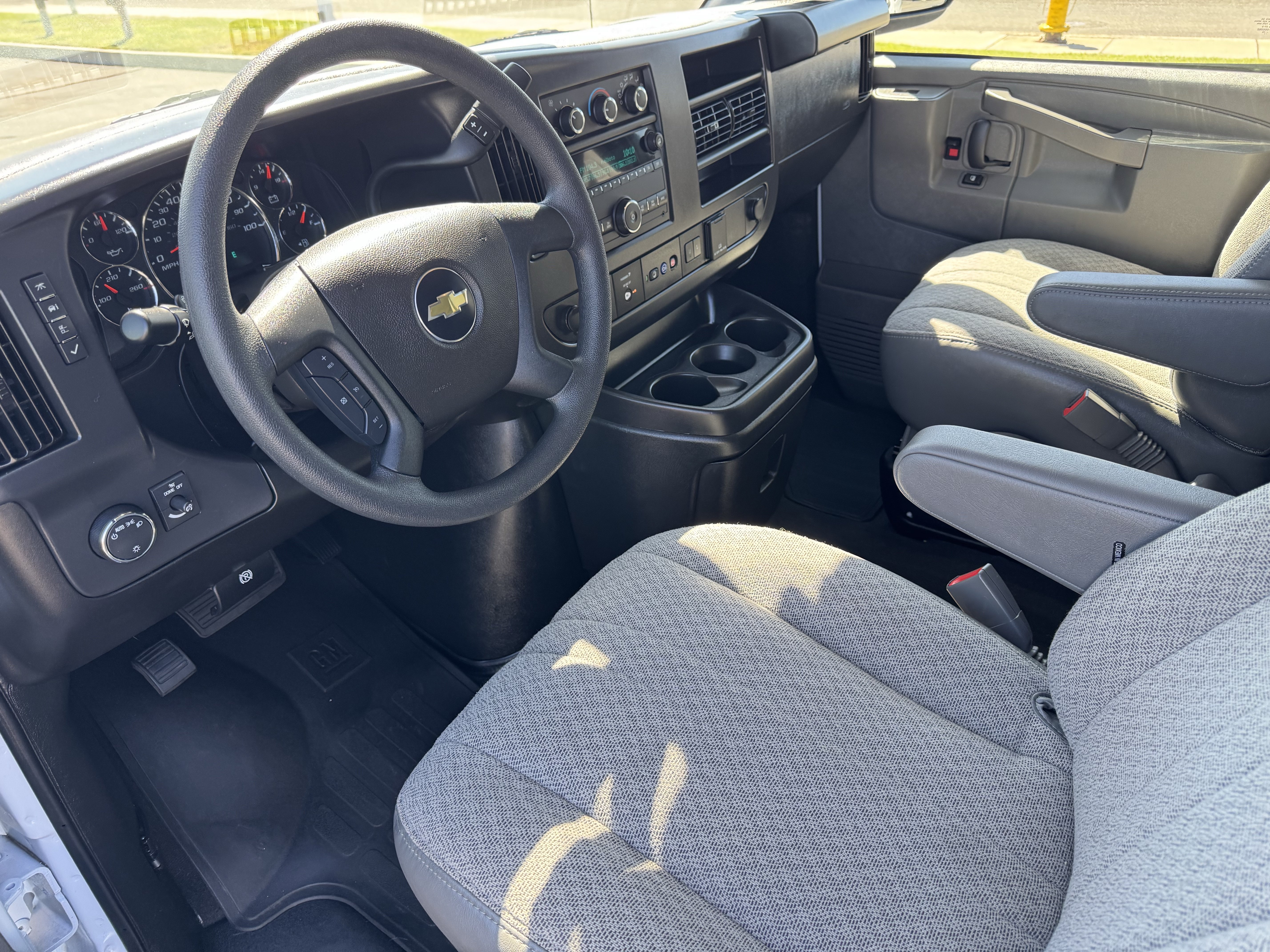 2025 Chevrolet Express Passenger LT - Photo 9