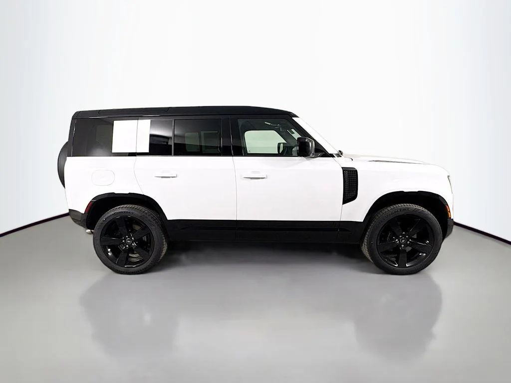 Certified Used 2025 Fuji White Land Rover V8 image 4