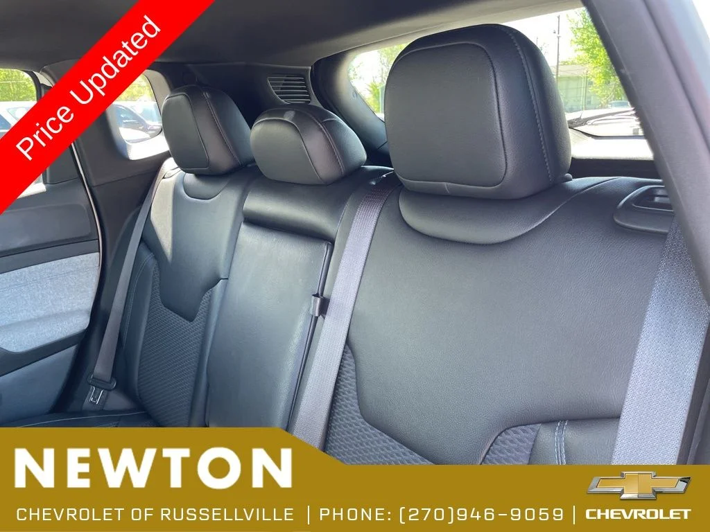 Used 2025 Bright White Clearcoat Jeep Latitude image 40