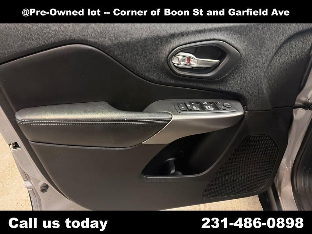 Used 2019 Silver Jeep Latitude Plus image 15
