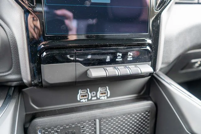 New 2026 Diamond Black Crystal Pearl-Coat Exterior Paint RAM Laramie image 25