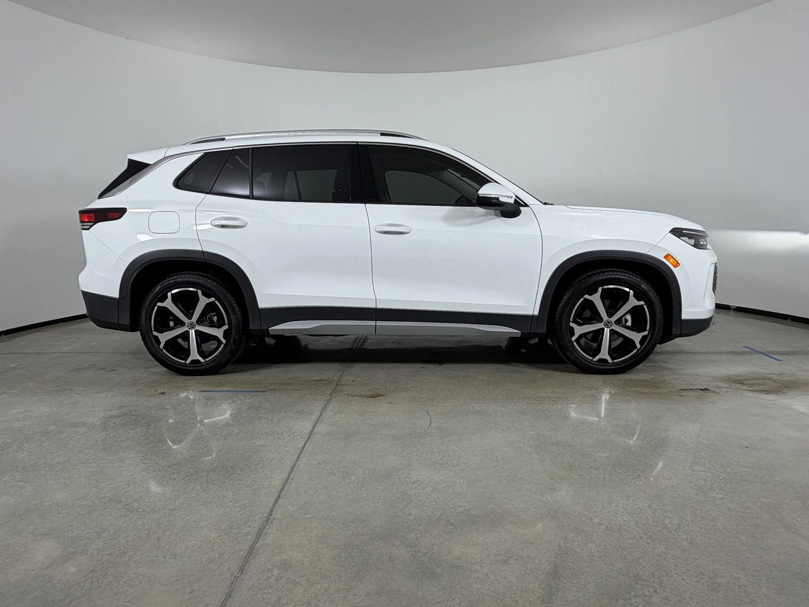 New 2026 Pure White Volkswagen SE image 4