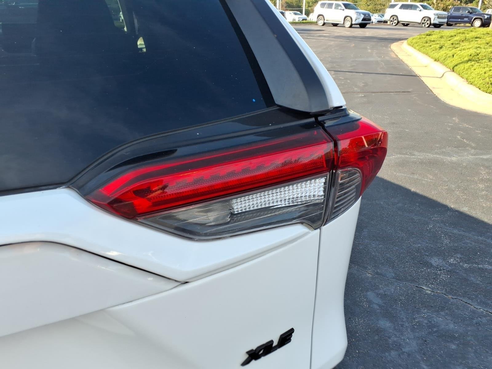 Used 2020 Super White Toyota XLE Premium image 18