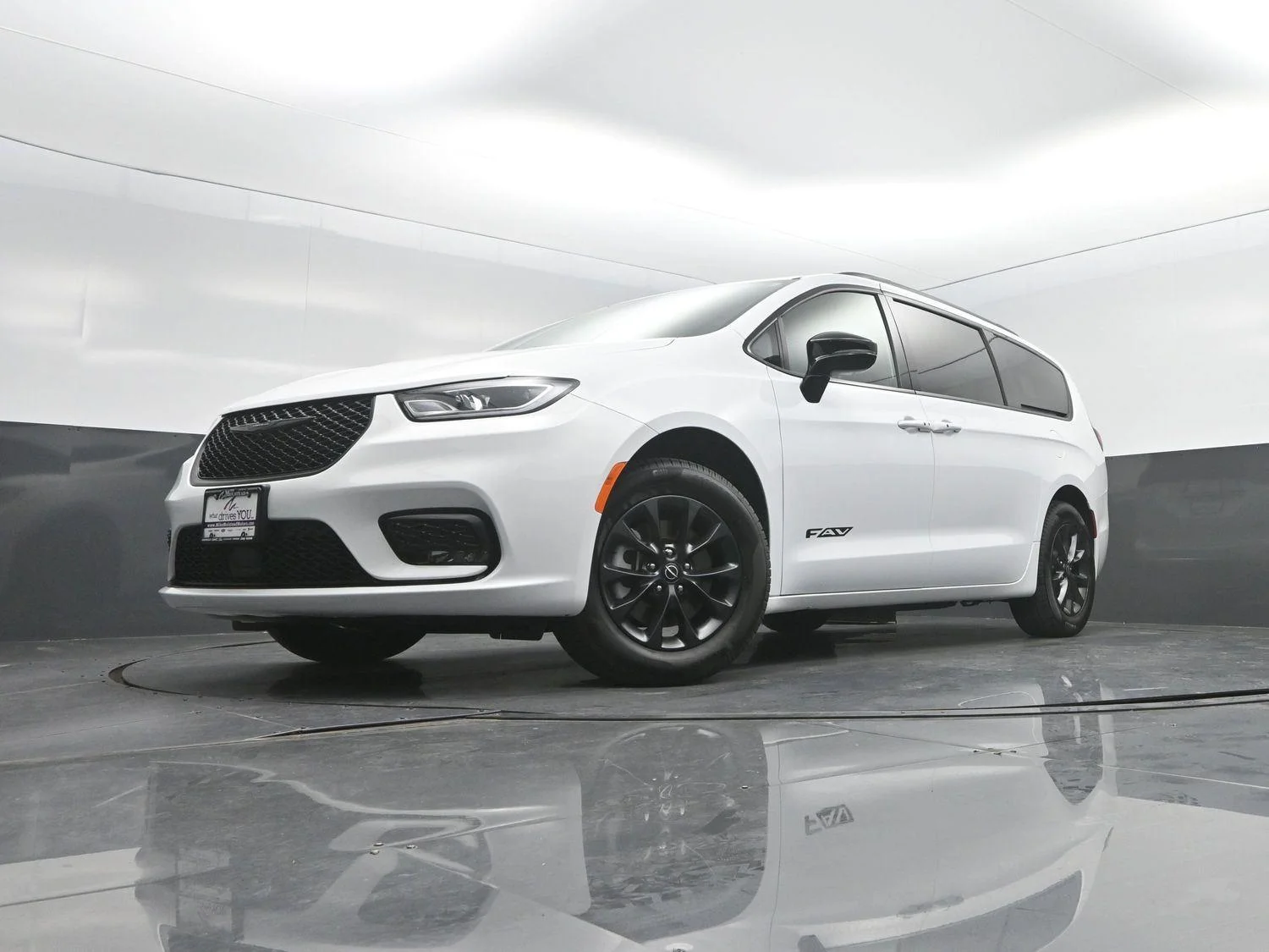 New 2026 Bright White Clear-Coat Exterior Paint Chrysler Select image 45