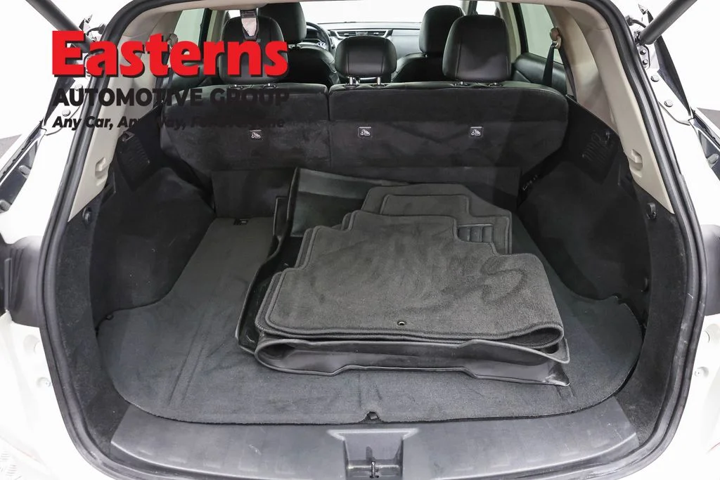 Used 2023 White Nissan SL image 9