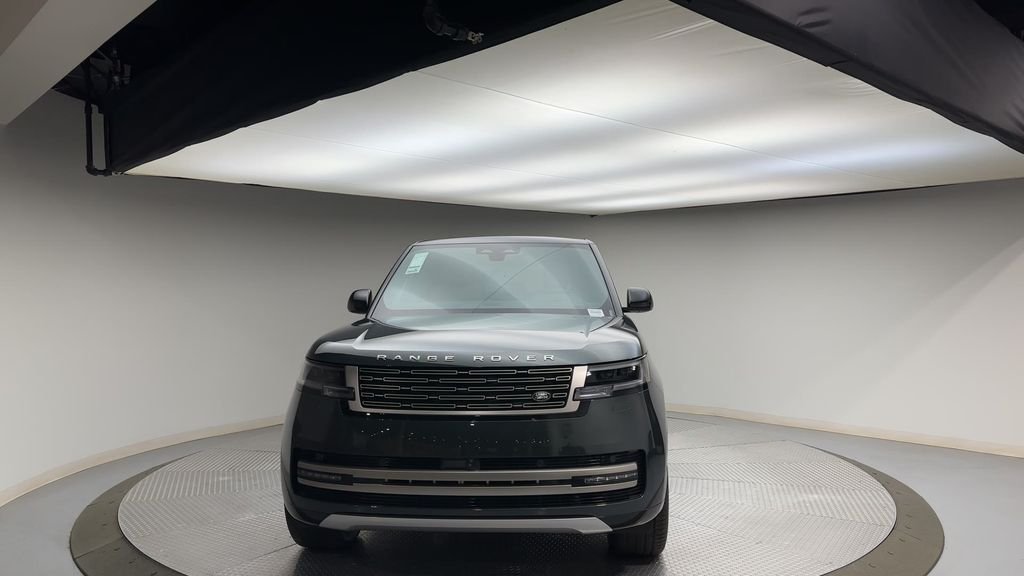 Used 2024  Land Rover SE image 3