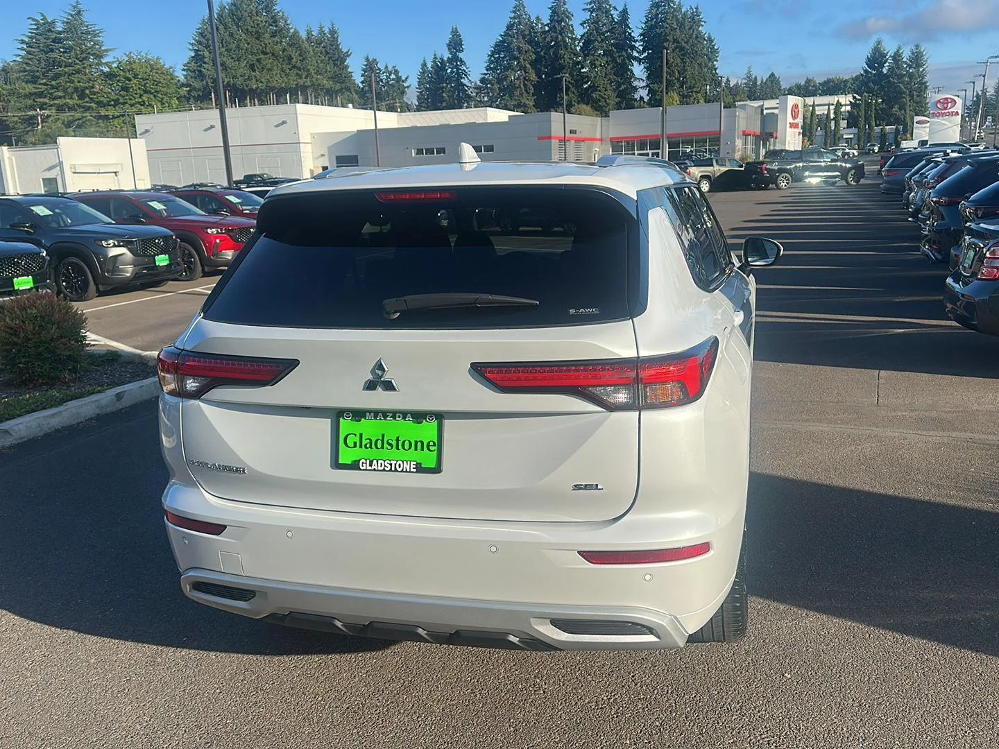Used 2024 White Diamond Mitsubishi SEL image 5