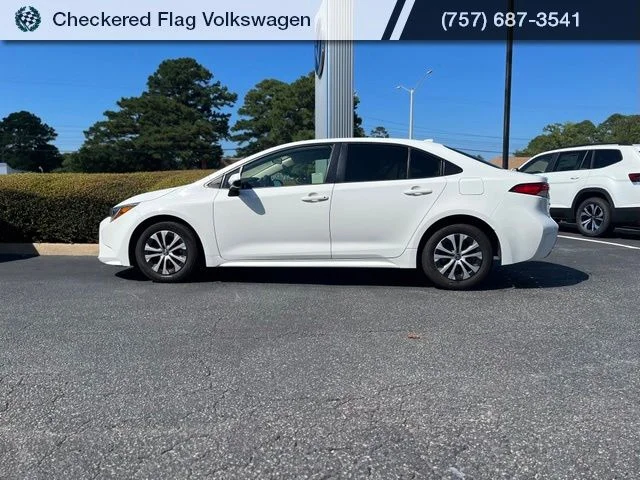 Used 2022 White Toyota LE image 4