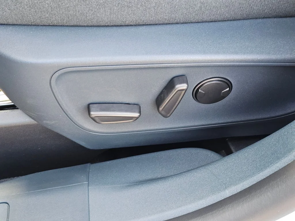 New 2025 Oxford White Ford XLT image 23