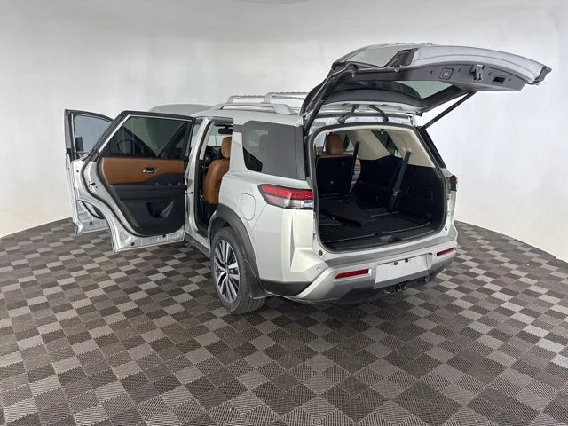 Used 2022 Silver Nissan Platinum image 20