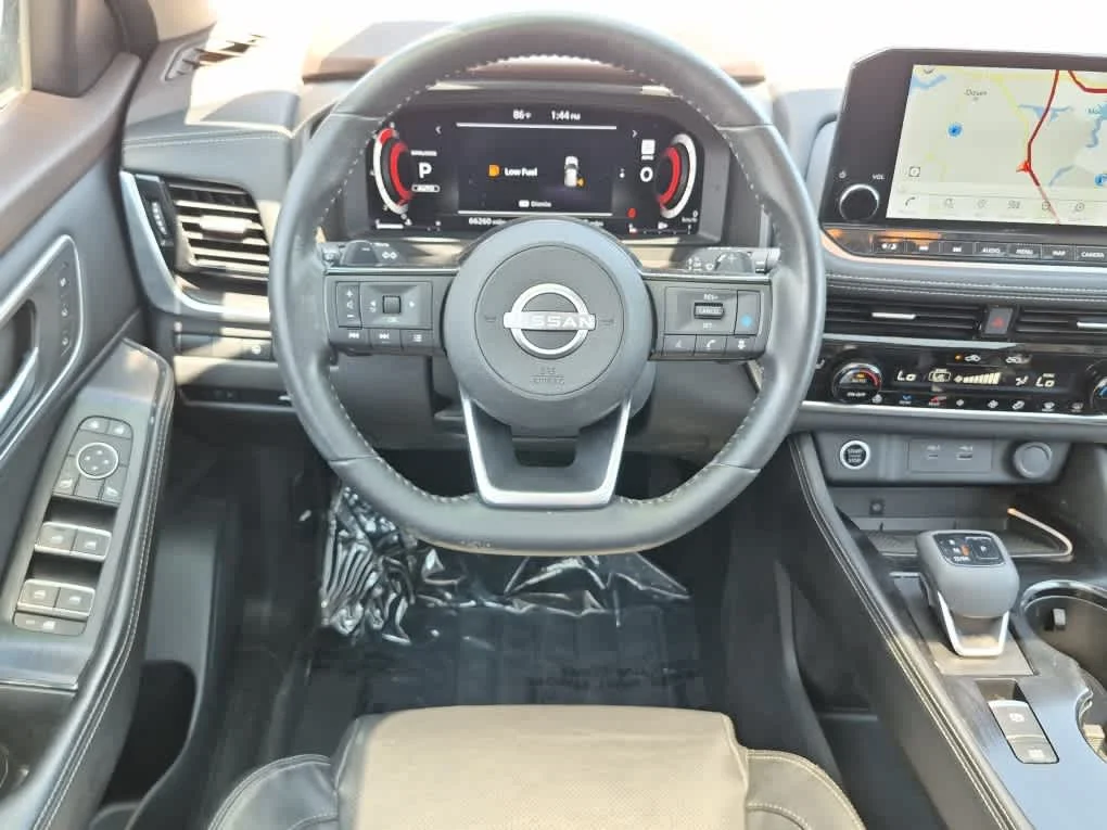 Used 2022 Champagne Silver Metallic Nissan Platinum image 9