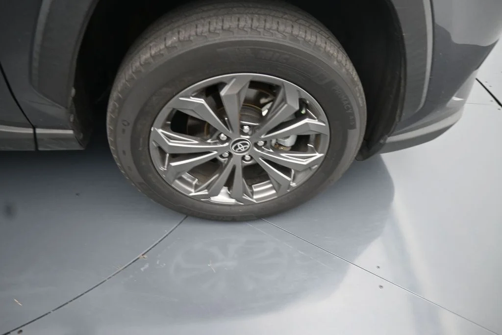 Used 2022 Gray Toyota XLE Premium image 11