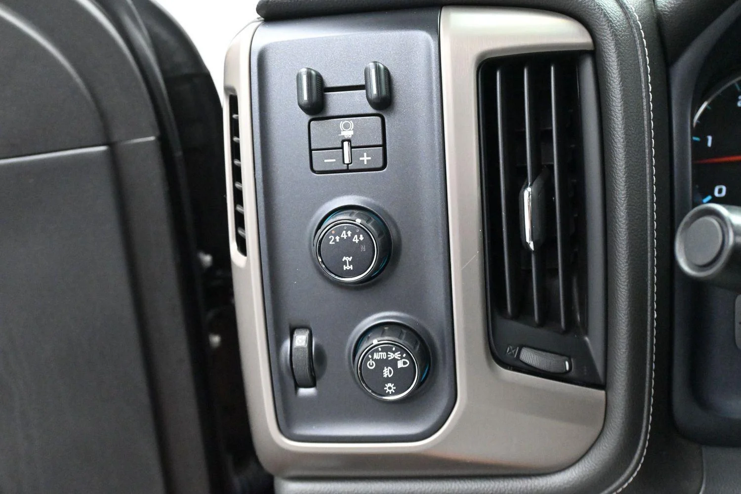Used 2017 DARK SLATE METALLIC GMC Denali image 21