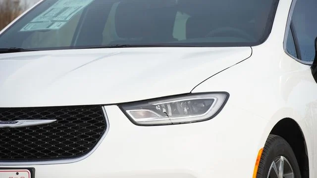New 2026 Bright White Clear-Coat Exterior Paint Chrysler Pinnacle image 4
