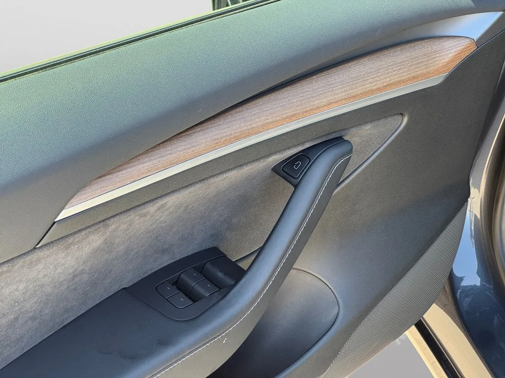 Used 2022  Tesla Performance image 9
