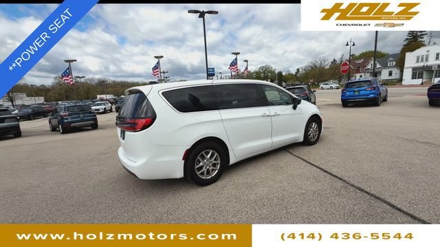 Used 2025 White Chrysler Select image 8