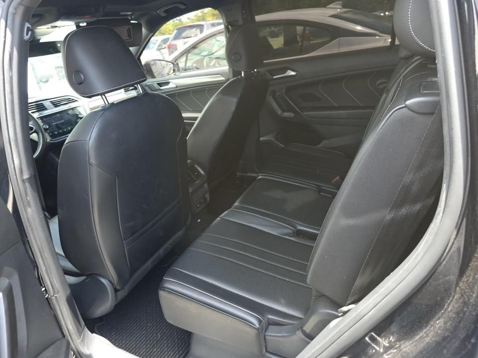 Used 2022 Black Volkswagen 2.0T SE R-Line Black image 9