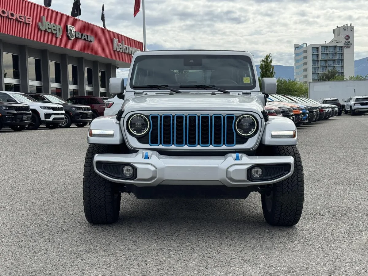 Used 2024 Silver Jeep High Altitude image 3