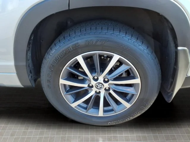 Used 2017 Silver Toyota XLE image 9