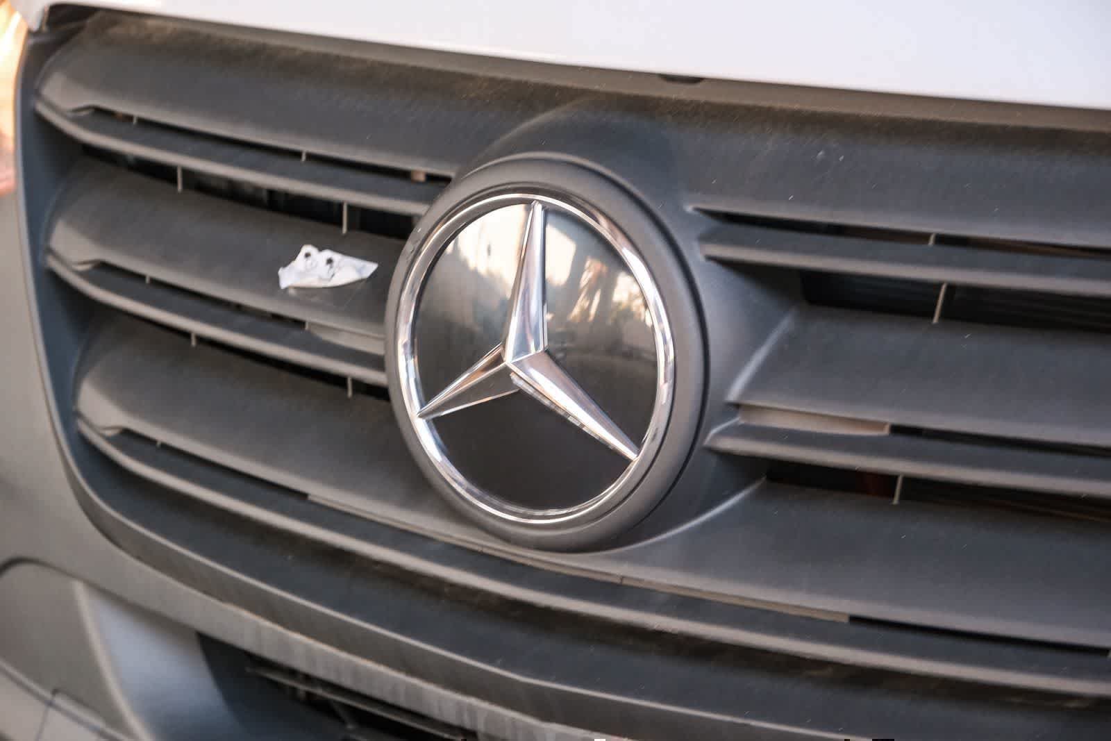 New 2025 Arctic+White Mercedes-Benz Cargo 170WB High Roof 113kw Battery RWD SO Motor image 13