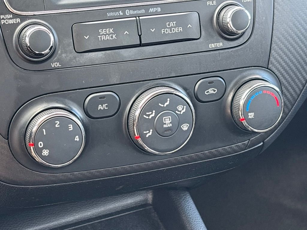 Used 2016 White Kia EX image 27