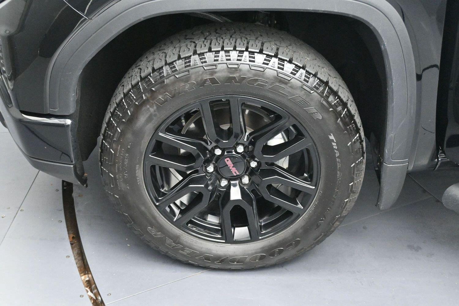 Used 2025 Onyx Black GMC Elevation image 31