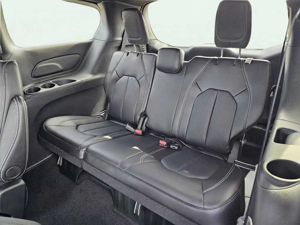 New 2026 Red Hot Pearl-Coat Exterior Paint Chrysler Select image 32