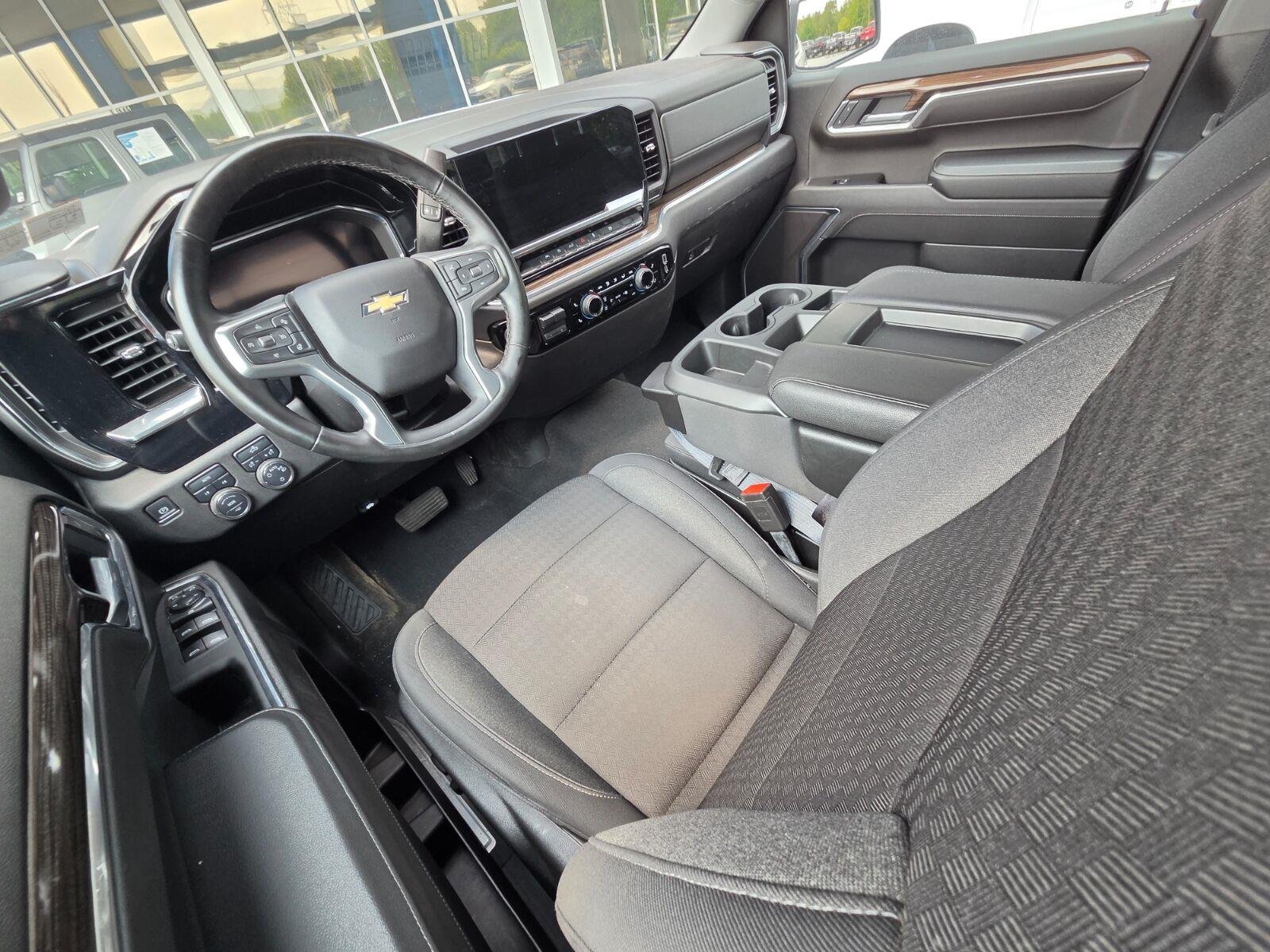 Used 2025 Summit White Chevrolet LT image 9