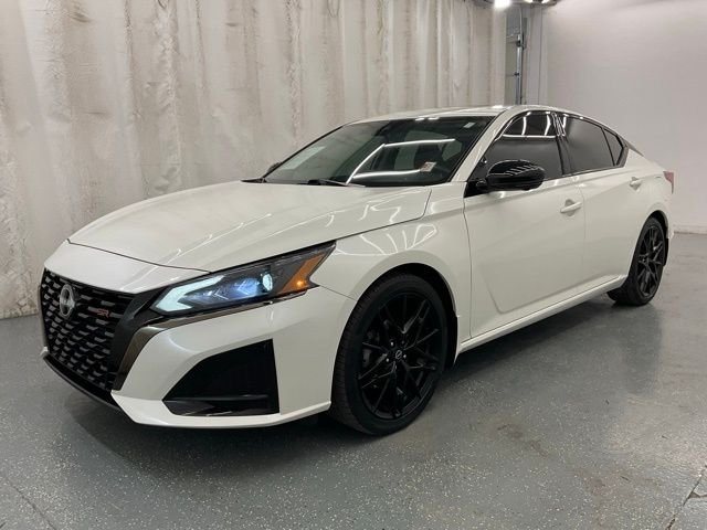 Used 2023 White Nissan 2.0 SR image 4