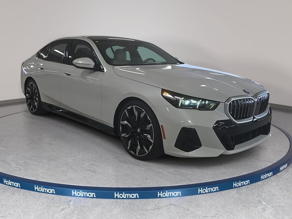 New 2027 Mineral White Metallic BMW 550e xDrive image 3