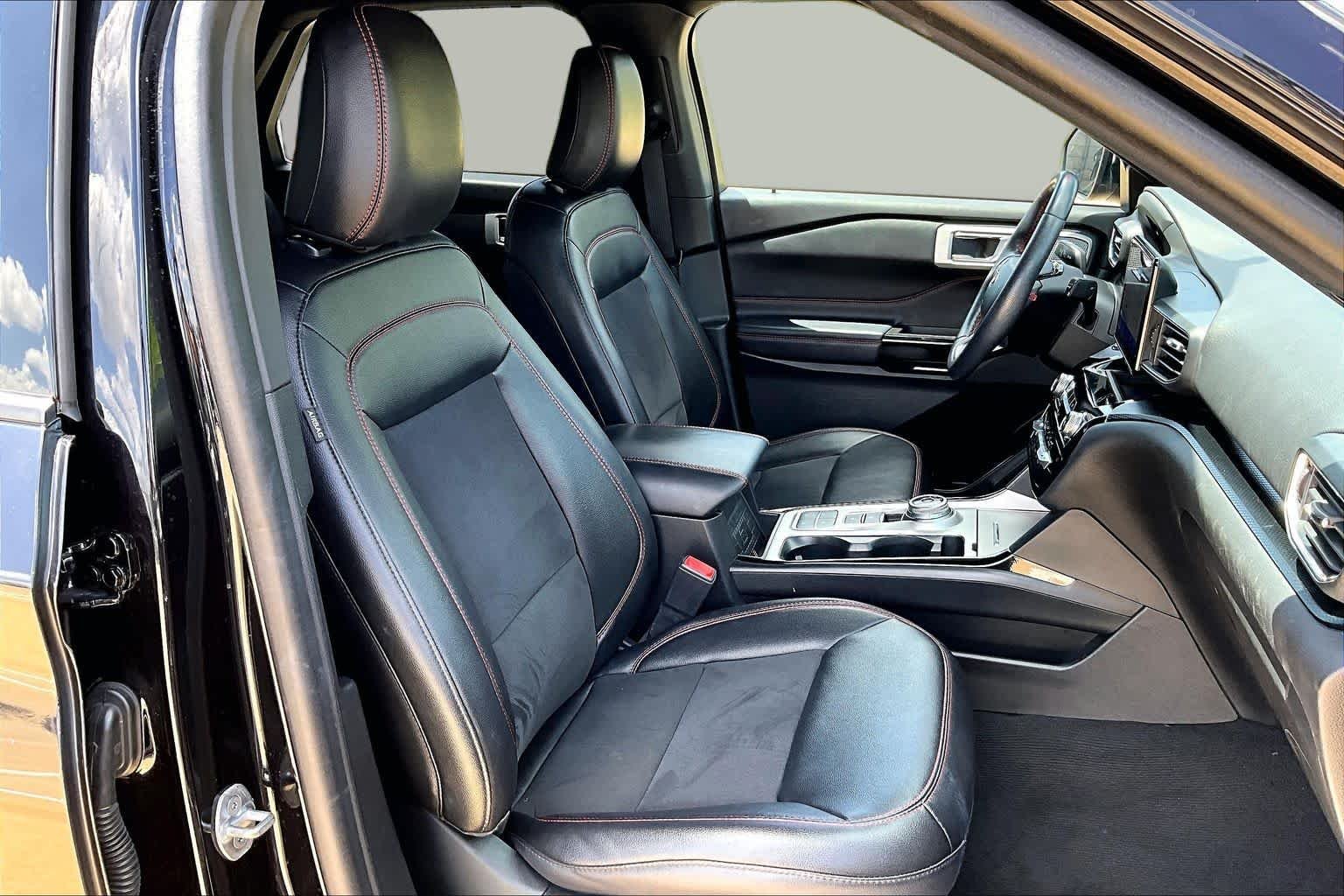 Used 2022 Agate Black Metallic Ford ST-Line image 9