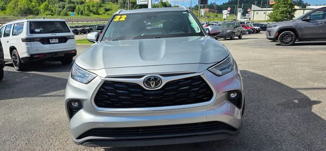 Used 2022 Silver Toyota XLE image 3