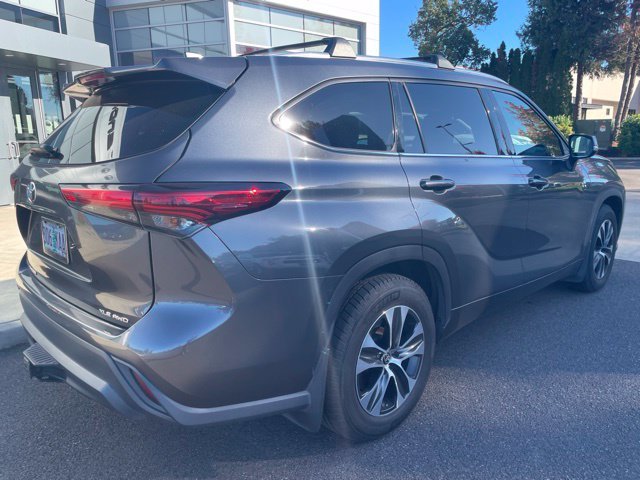 Used 2020 Gray Toyota XLE image 4