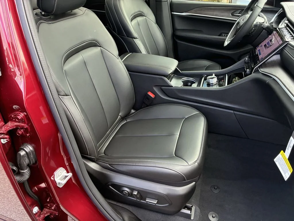 New 2025 Velvet Red Pearl-Coat Exterior Paint Jeep Limited image 37