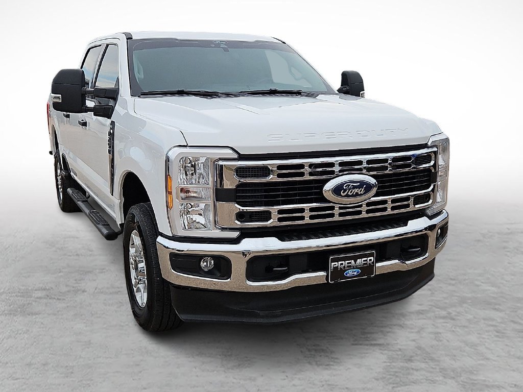 Used 2025 Oxford White Ford XLT image 2